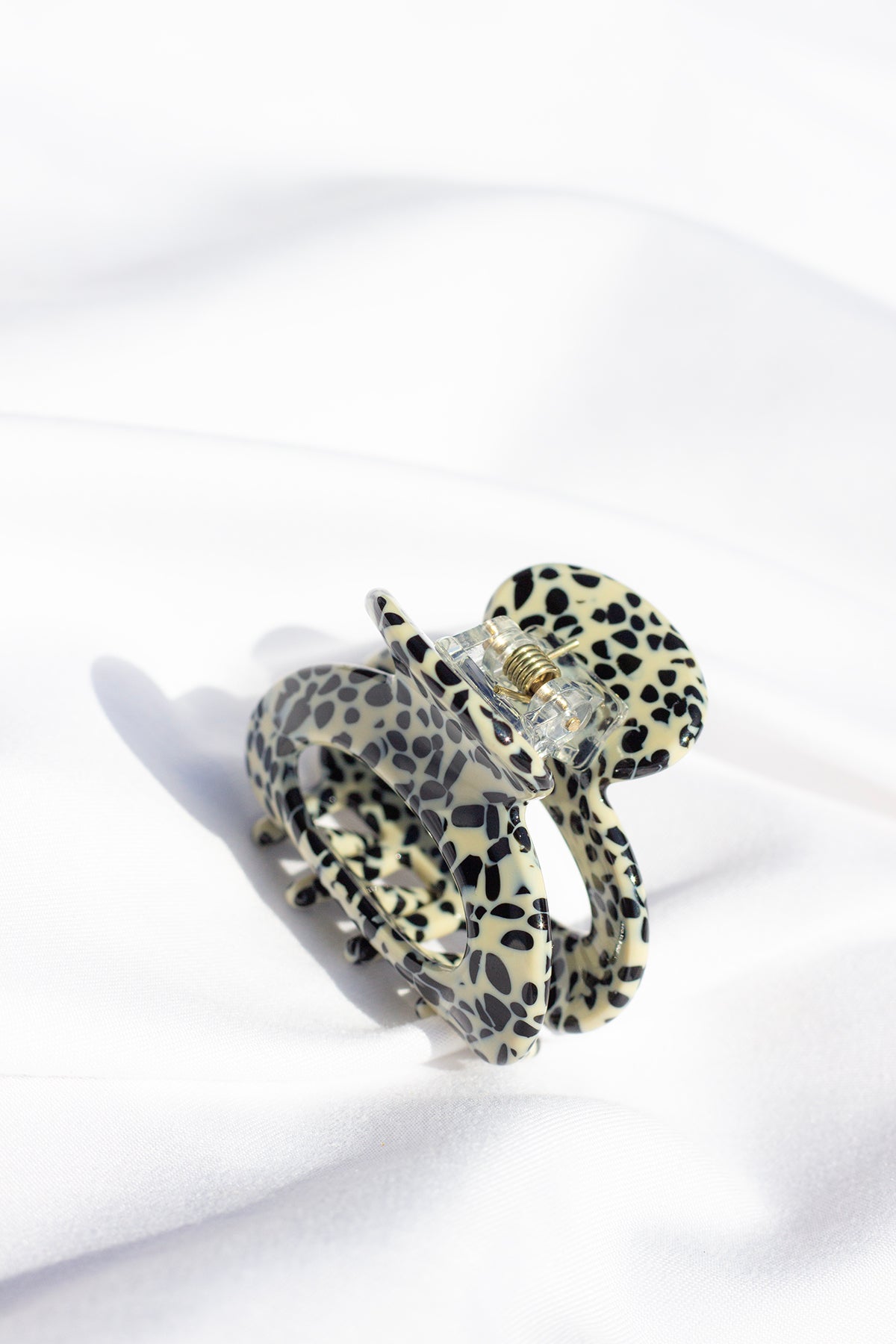 Mini Oval Cut Out Mottled Claw Clip - Sugar + Style