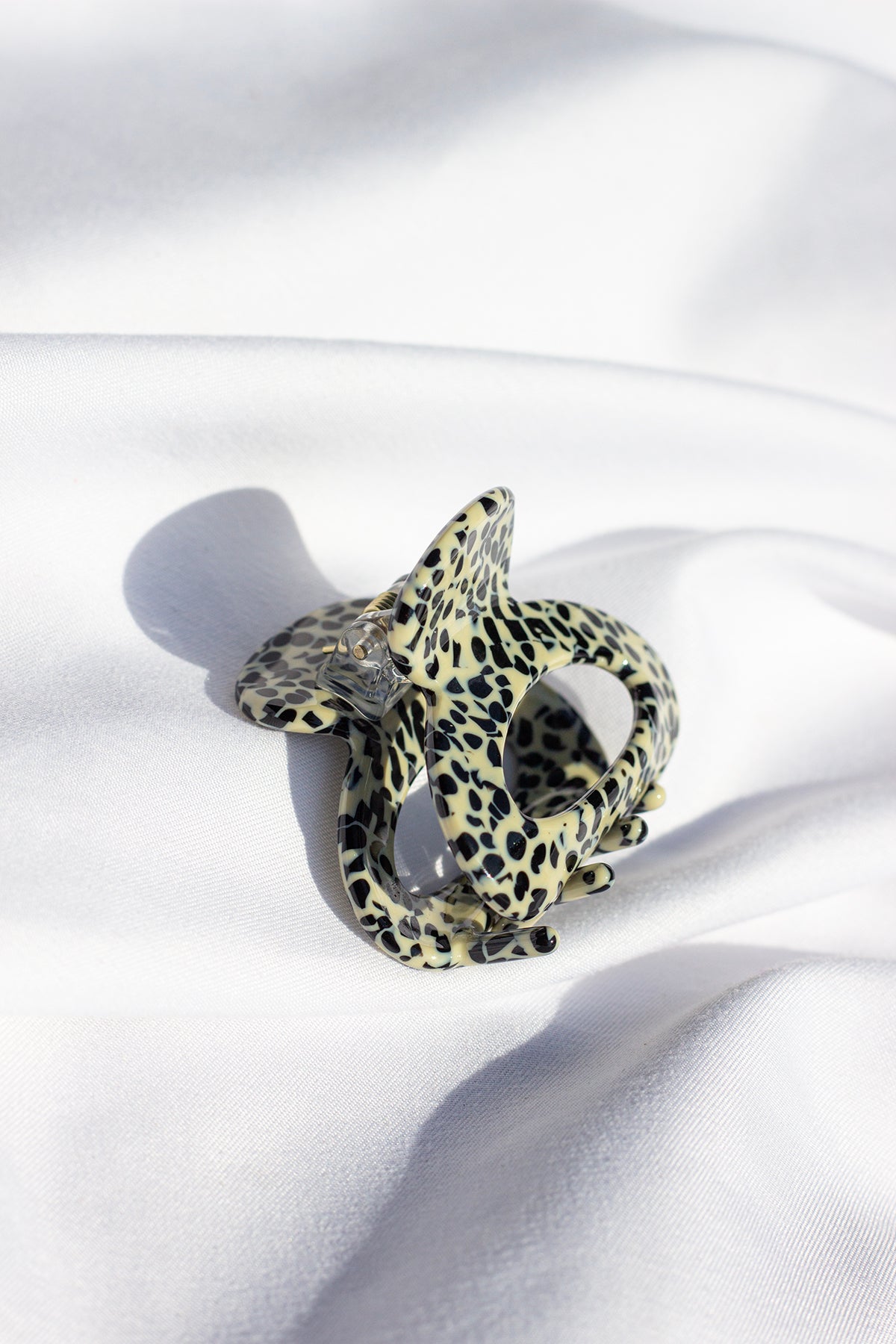Mini Oval Cut Out Mottled Claw Clip - Sugar + Style