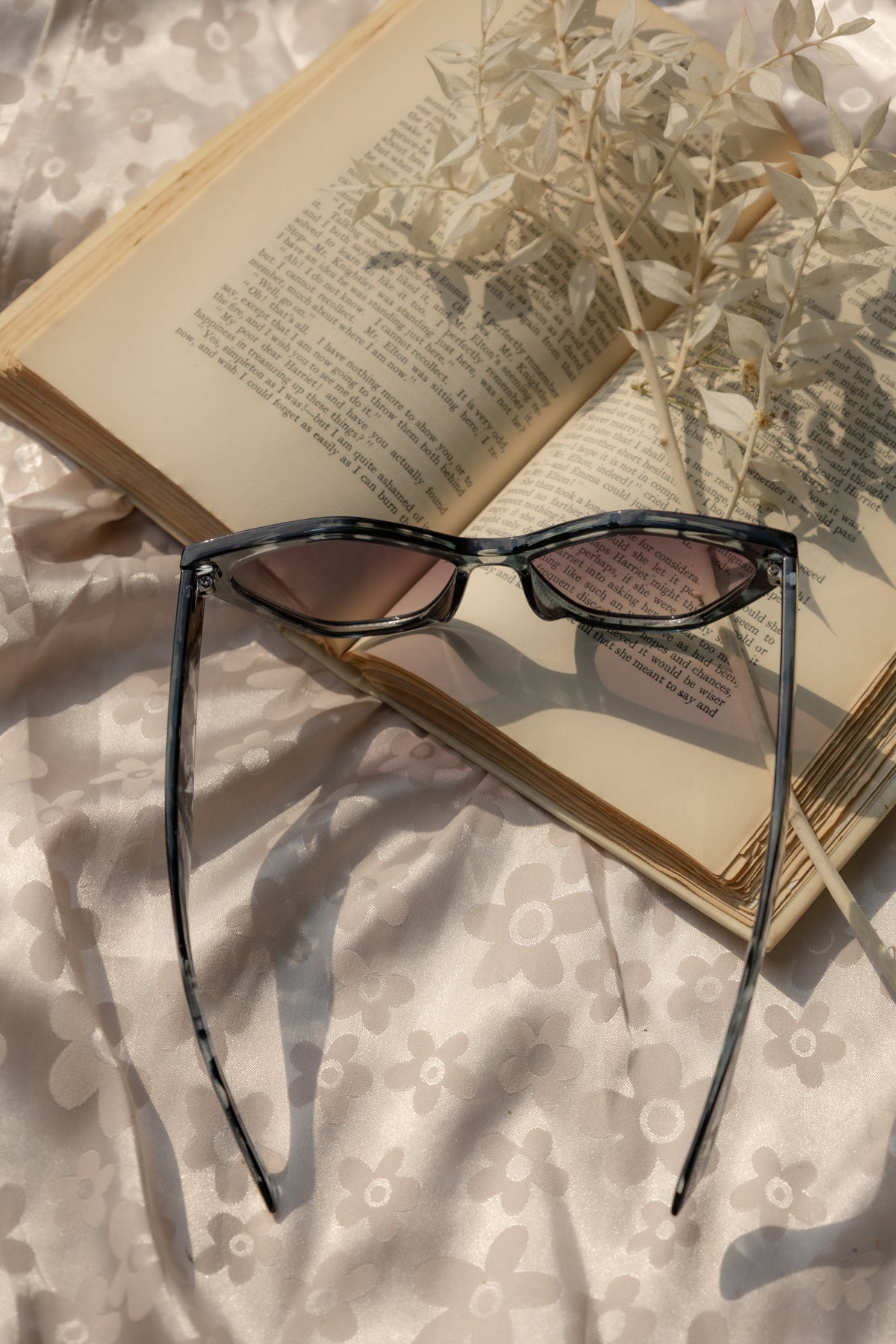 Thick Diamond Frame Sunglasses - Sugar + Style
