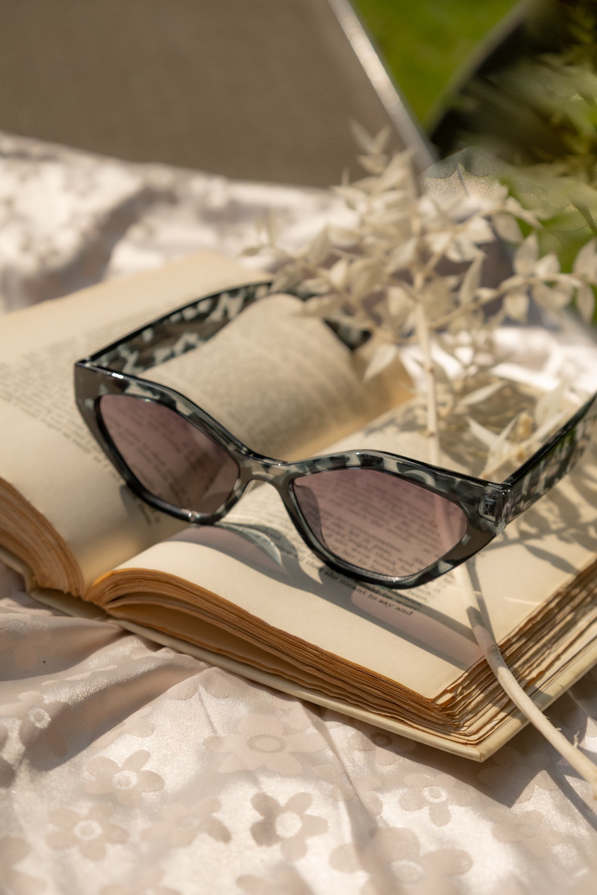 Thick Diamond Frame Sunglasses - Sugar + Style