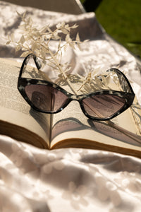 Thick Diamond Frame Sunglasses - Sugar + Style