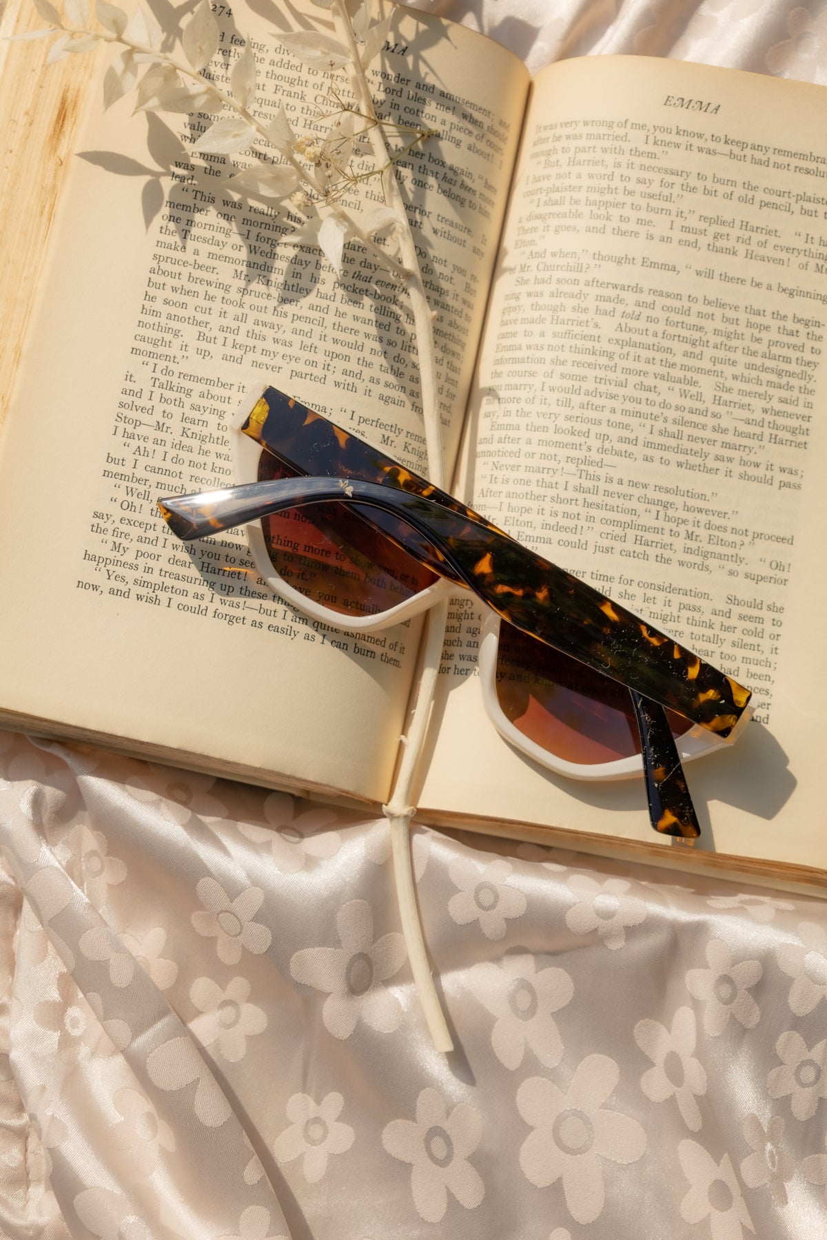 Thick Diamond Frame Sunglasses - Sugar + Style