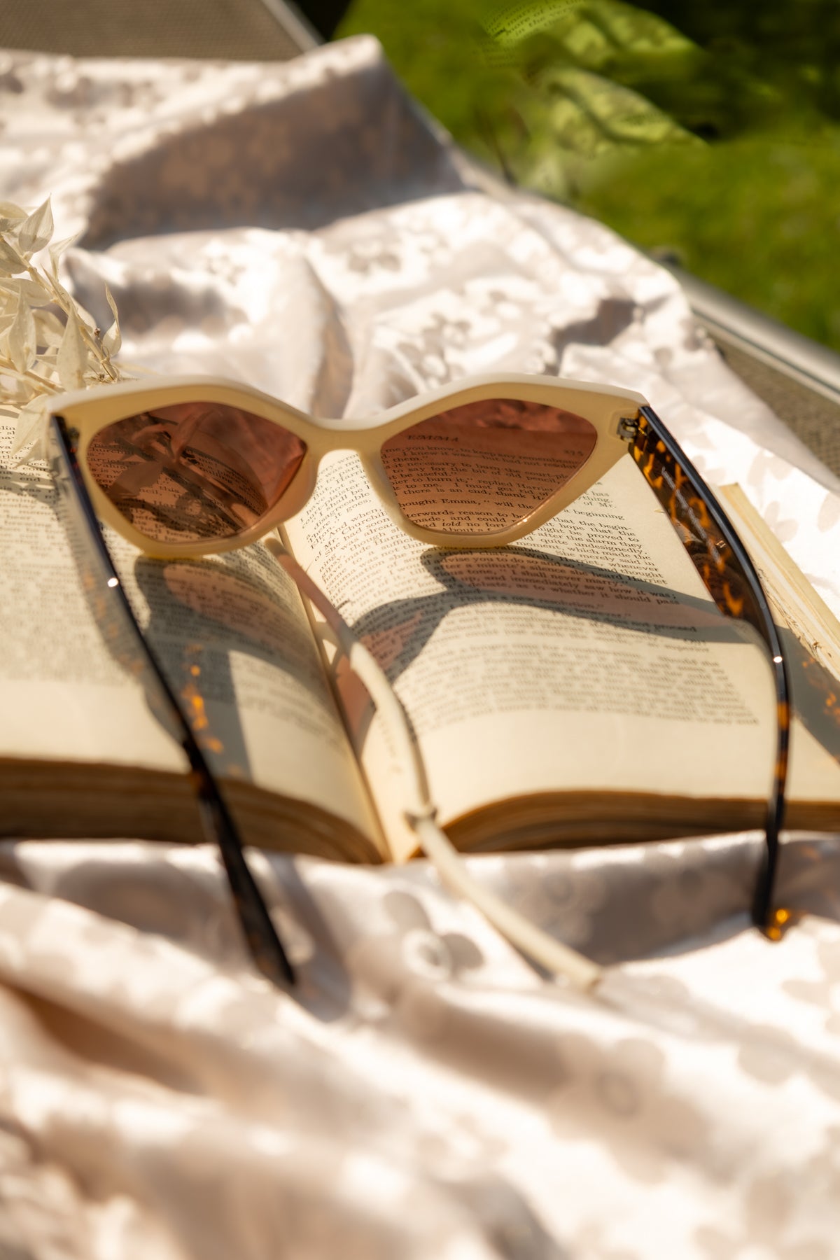 Thick Diamond Frame Sunglasses - Sugar + Style