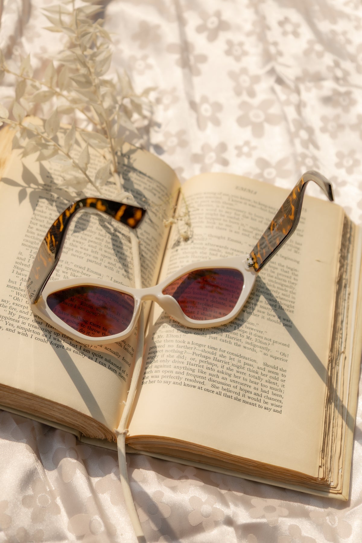 Thick Diamond Frame Sunglasses - Sugar + Style